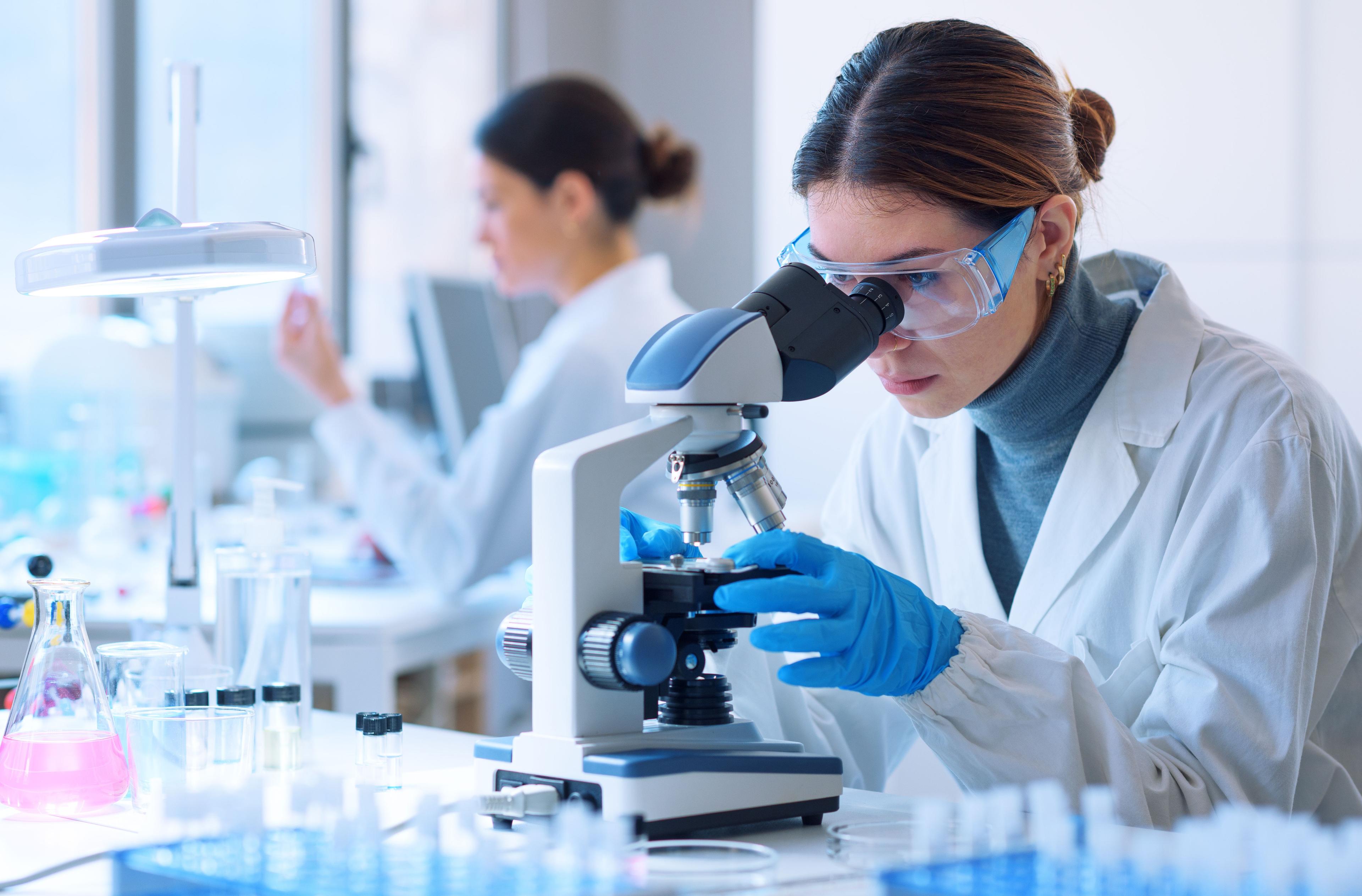 biosimilar reaseracher in lab | Image credit: StockPhotoPro - stock.adobe.com